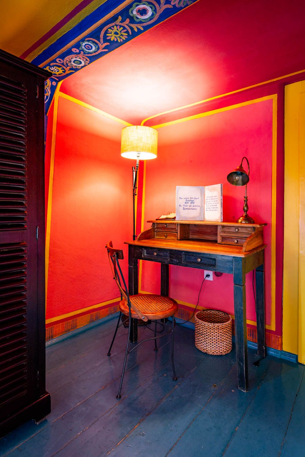 [Böckstiegel-Doppelzimmer 202] Individuell ausgemaltes Doppelzimmer mit künstlerischen Böckstiegel-Elementen, gemütlichem Doppelbett und liebevollen Details im historischen Alten Fährgut.