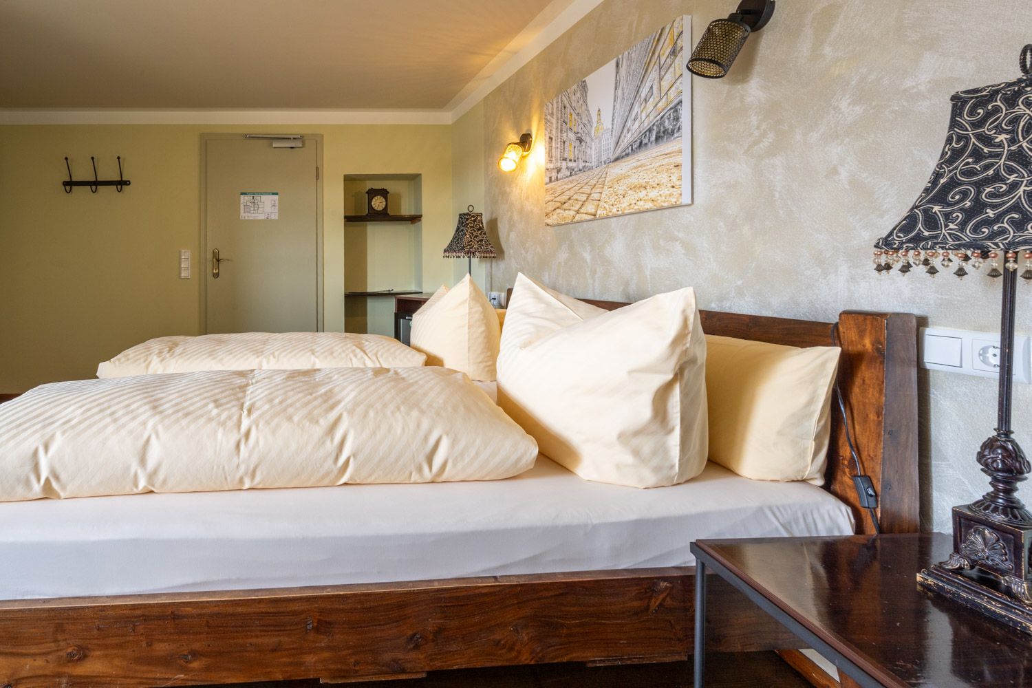 Stilvolles Doppelzimmer mit Gemeinschaftsterrasse und Blick auf Elbe und Blaues Wunder im Boutique Hotel La Campagnola, Dresden-Loschwitz.