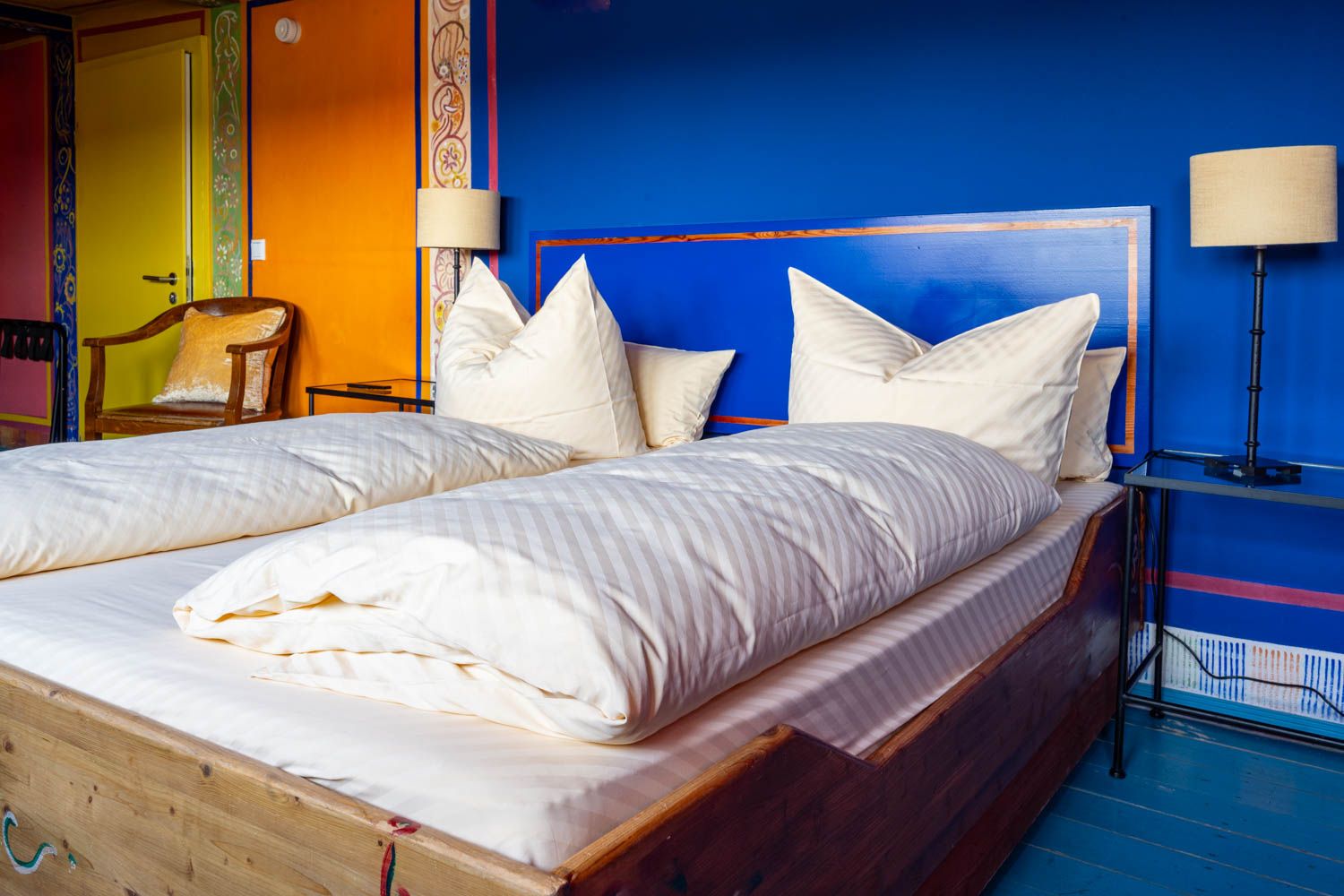 [Böckstiegel-Doppelzimmer 202] Individuell ausgemaltes Doppelzimmer mit künstlerischen Böckstiegel-Elementen, gemütlichem Doppelbett und liebevollen Details im historischen Alten Fährgut.