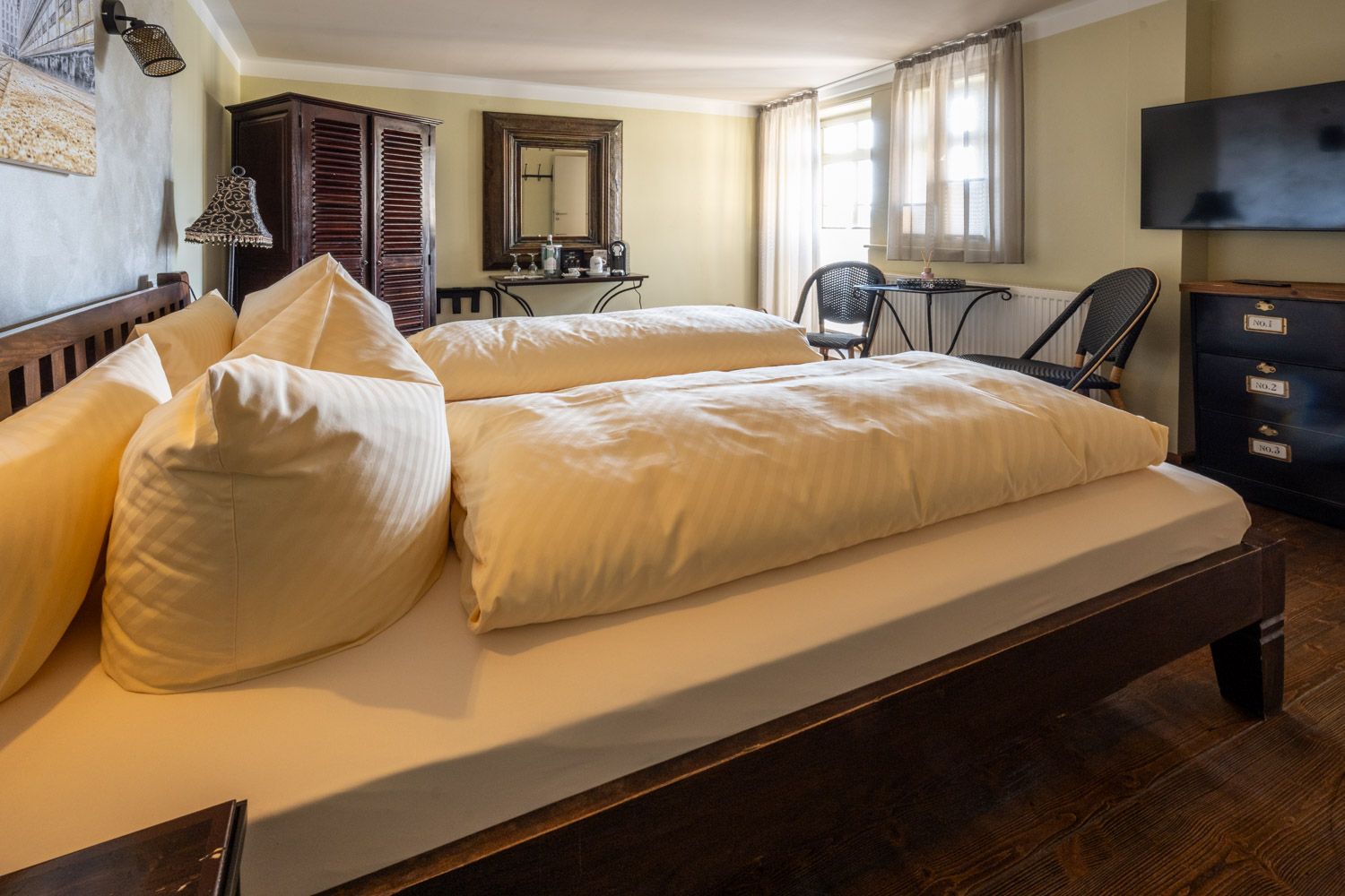 Stilvolles Doppelzimmer mit Gemeinschaftsterrasse und Blick auf Elbe und Blaues Wunder im Boutique Hotel La Campagnola, Dresden-Loschwitz.