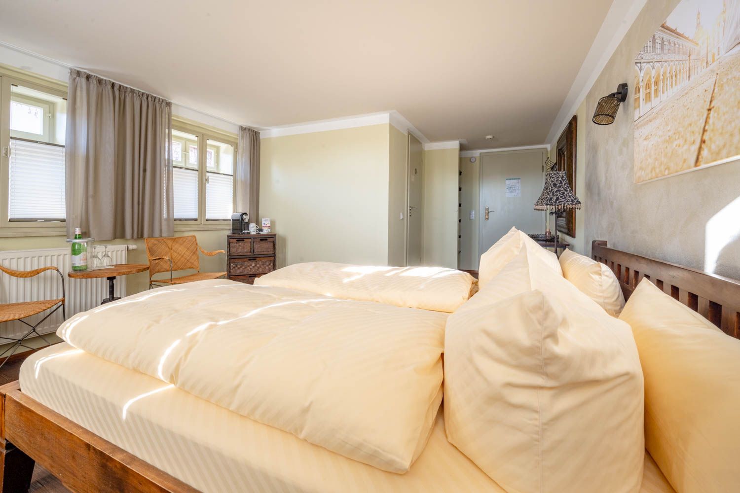 [Doppelzimmer 103] Helles Doppelzimmer mit gemütlichem Doppelbett und weitem Blick Richtung Elbe und Dorfstraße, ideal für Paare und kleine Familien.