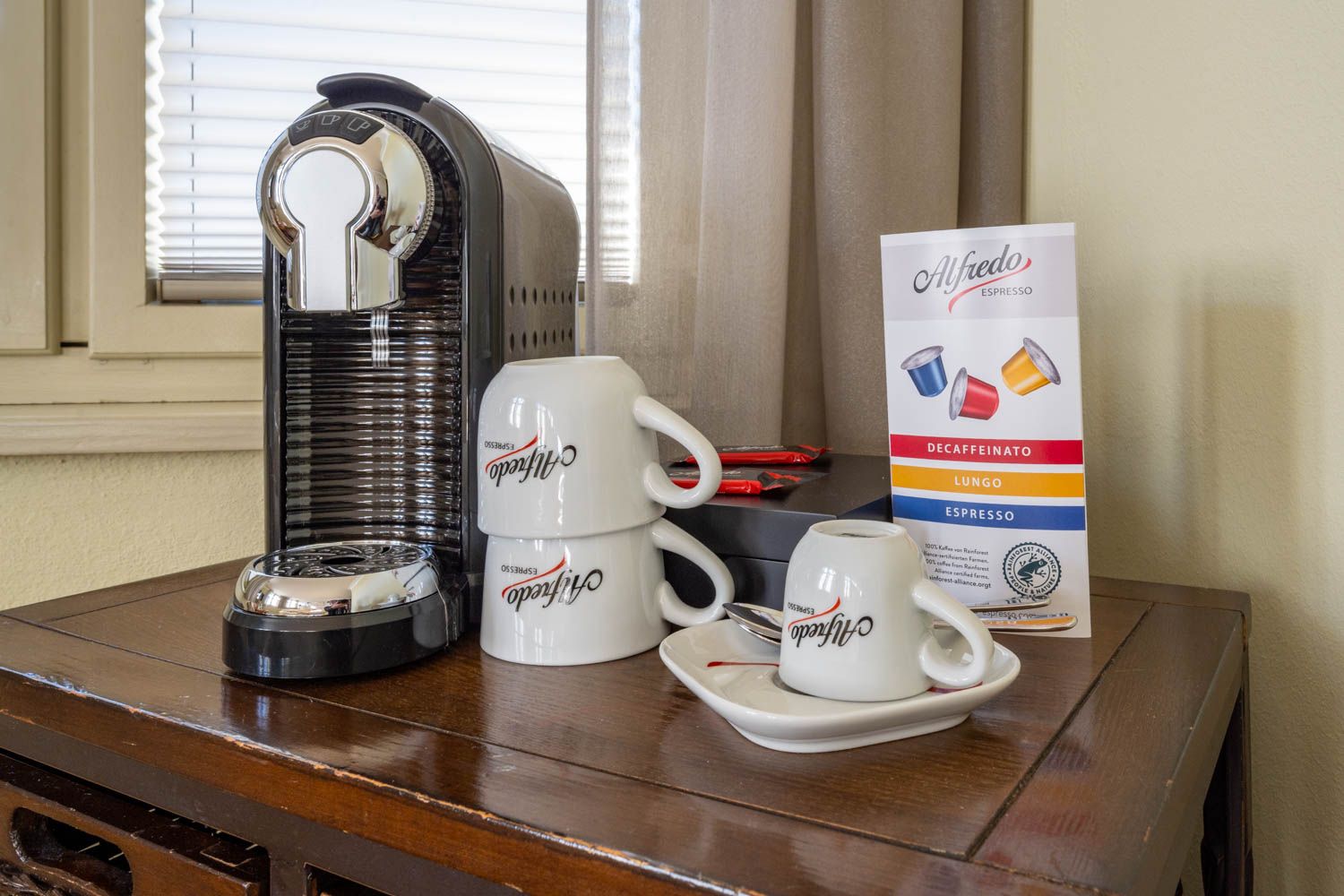 [Doppelzimmer 103] Helles Doppelzimmer mit gemütlichem Doppelbett und weitem Blick Richtung Elbe und Dorfstraße, ideal für Paare und kleine Familien.