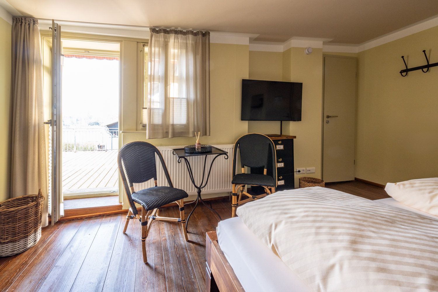 Stilvolles Doppelzimmer mit Gemeinschaftsterrasse und Blick auf Elbe und Blaues Wunder im Boutique Hotel La Campagnola, Dresden-Loschwitz.