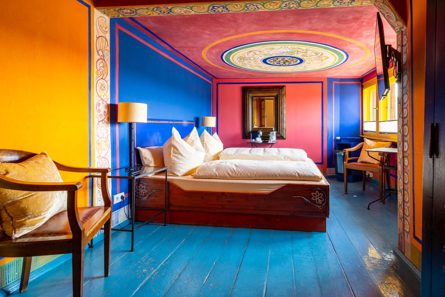 [Böckstiegel-Doppelzimmer 202] Individuell ausgemaltes Doppelzimmer mit künstlerischen Böckstiegel-Elementen, gemütlichem Doppelbett und liebevollen Details im historischen Alten Fährgut.