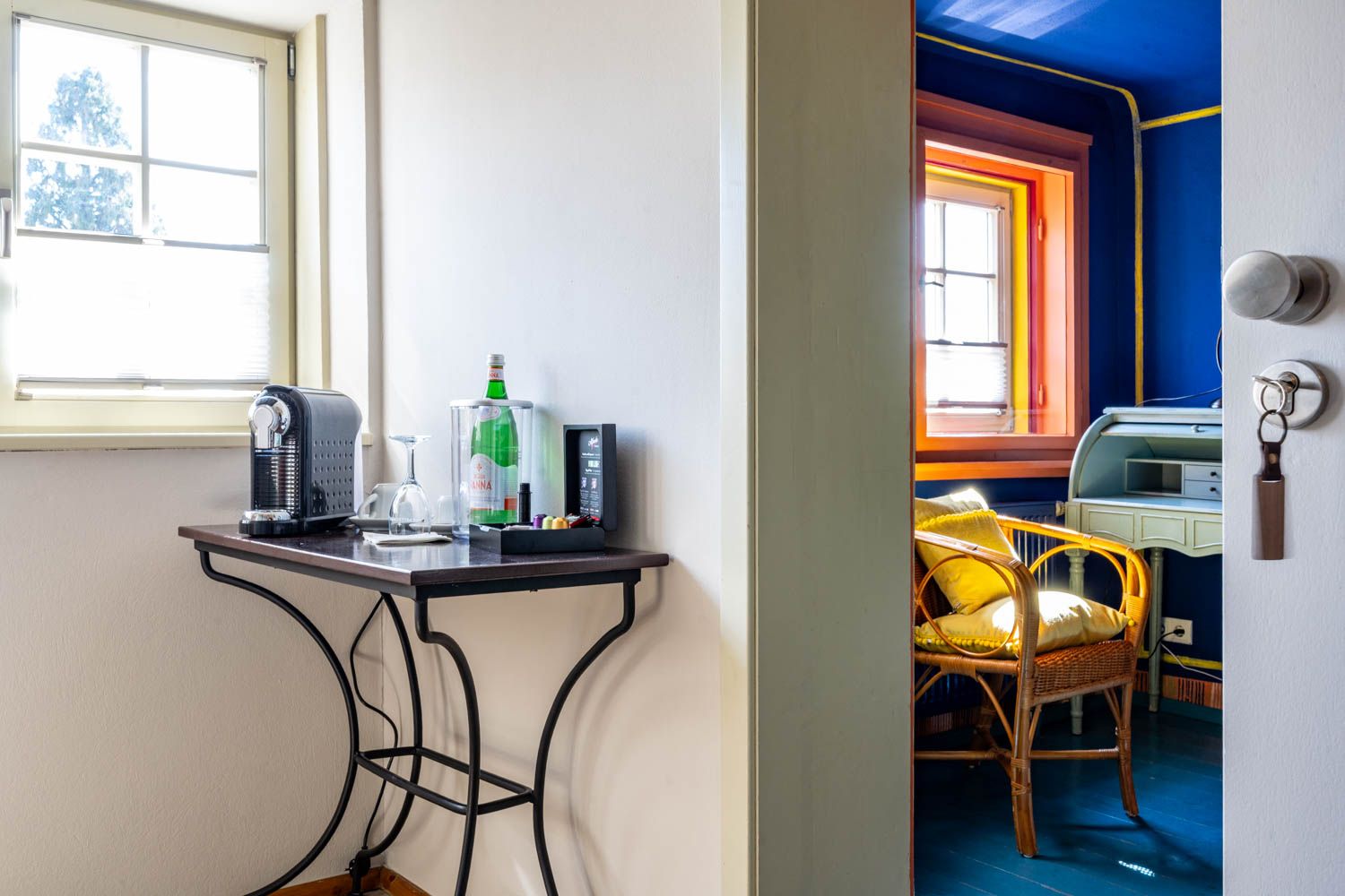 [Einzelzimmer 203 Böckstiegel] Kompaktes Einzelzimmer mit künstlerisch gestalteten Böckstiegel-Wänden, bequemen Bett und liebevollen Details im historischen Alten Fährgut.