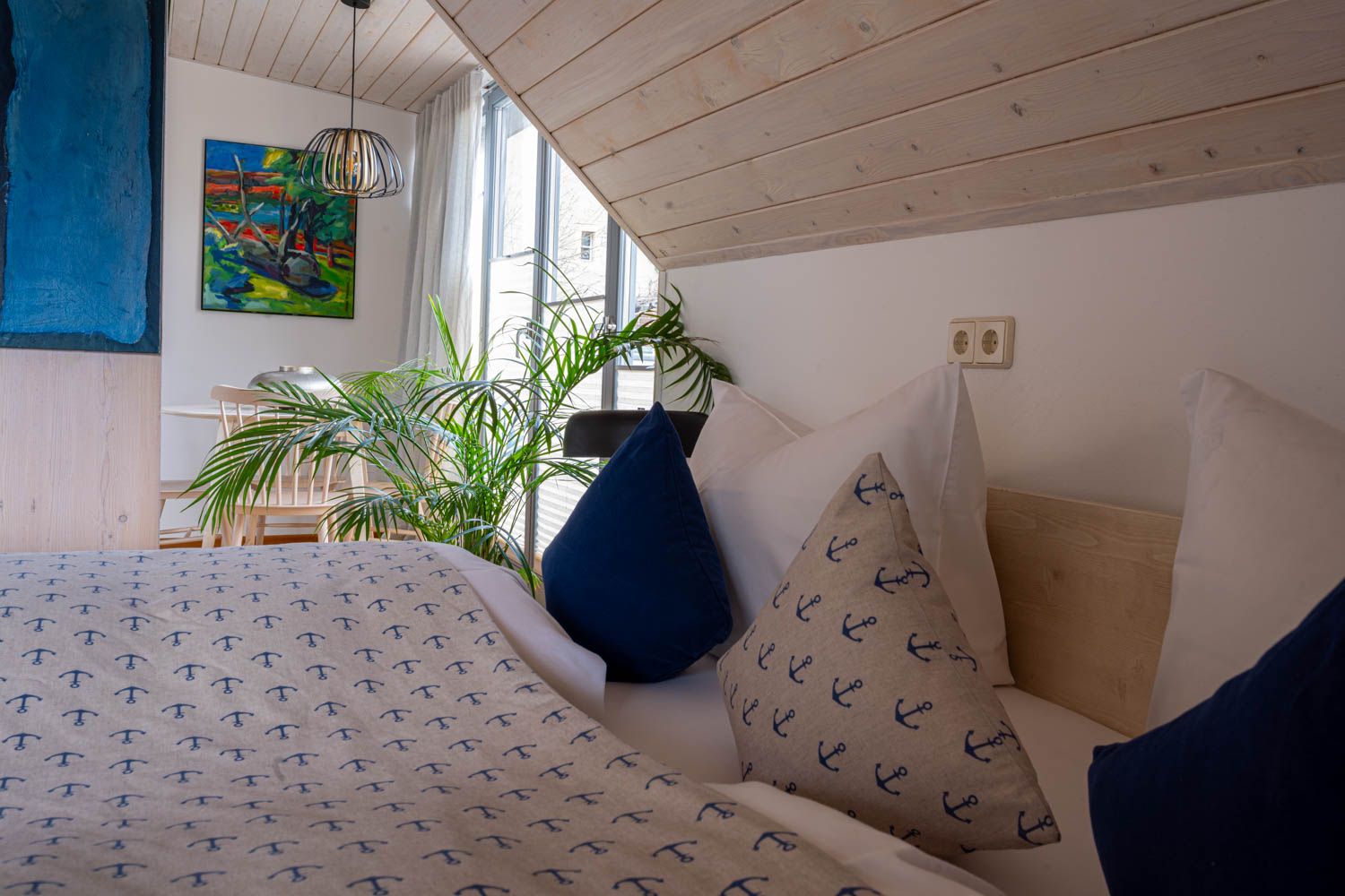 [Doppelzimmer Kajüte 401] Freundliches Doppelzimmer im Neuen Fährgut mit gemütlichem Doppelbett, kleiner Küche und großer Süd-Terrasse mit Blick auf die Elbe.