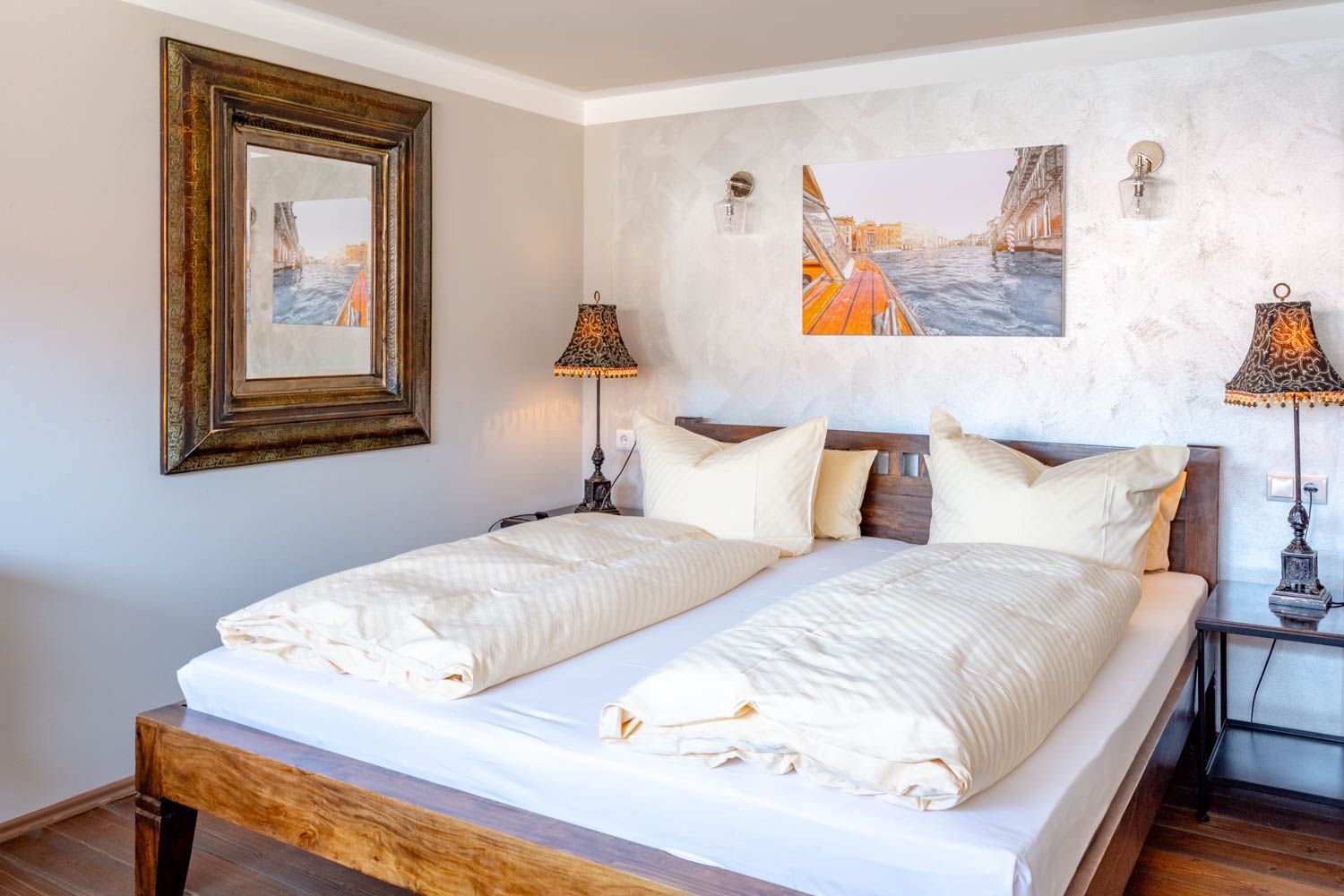 [Doppelzimmer 205] Helles Doppelzimmer im Alten Fährgut mit gemütlichem Doppelbett, zusätzlichem Schlafplatz und weitem Blick auf Elbhänge, Schwebebahn und Luisenhof.