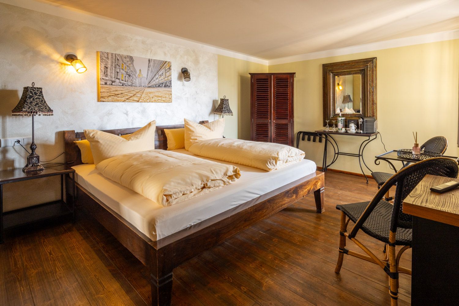 Stilvolles Doppelzimmer mit Gemeinschaftsterrasse und Blick auf Elbe und Blaues Wunder im Boutique Hotel La Campagnola, Dresden-Loschwitz.