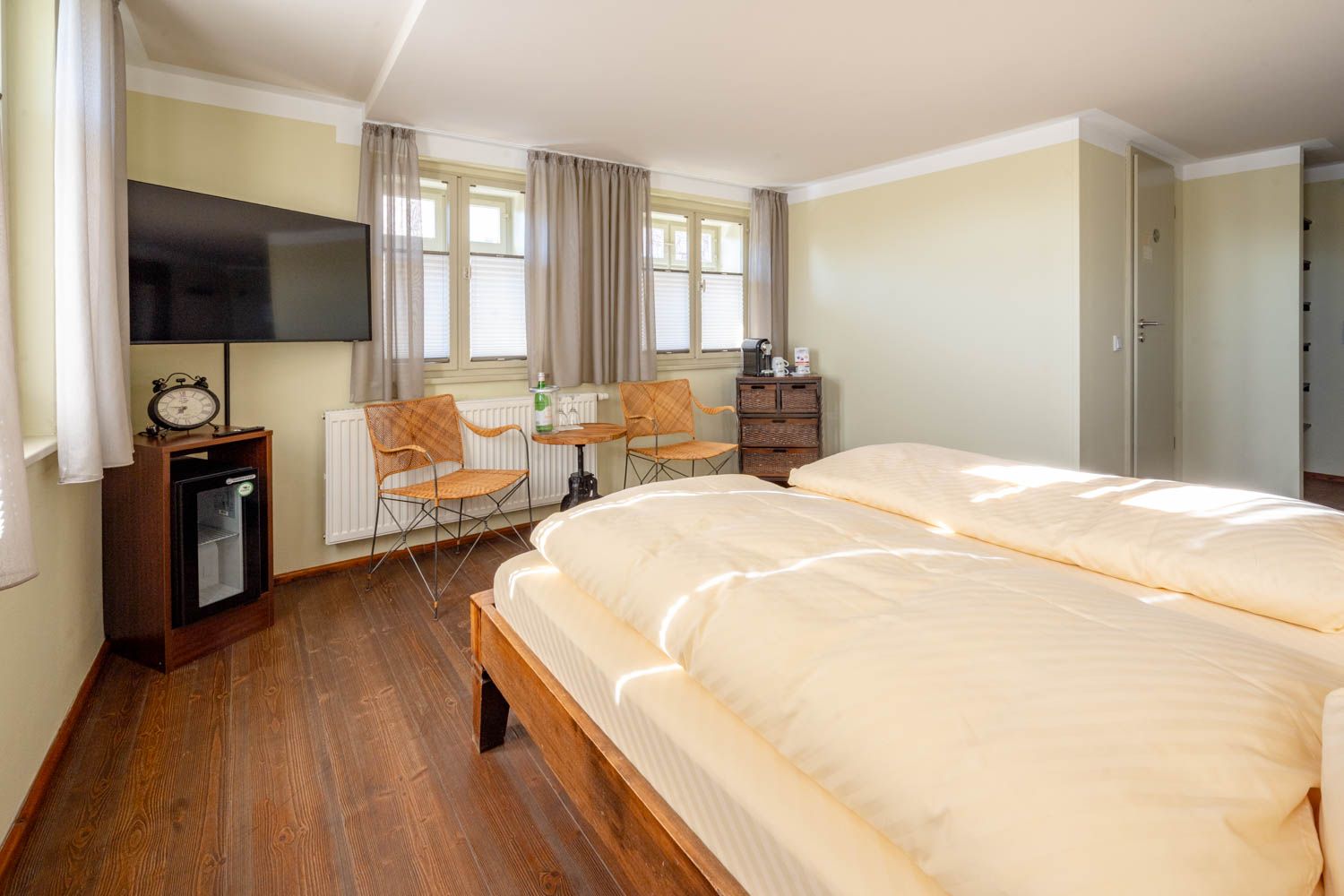 [Doppelzimmer 103] Helles Doppelzimmer mit gemütlichem Doppelbett und weitem Blick Richtung Elbe und Dorfstraße, ideal für Paare und kleine Familien.