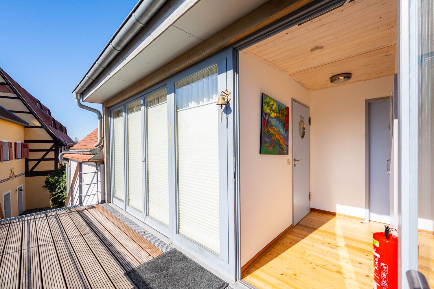 [Doppelzimmer Kajüte 401] Freundliches Doppelzimmer im Neuen Fährgut mit gemütlichem Doppelbett, kleiner Küche und großer Süd-Terrasse mit Blick auf die Elbe.