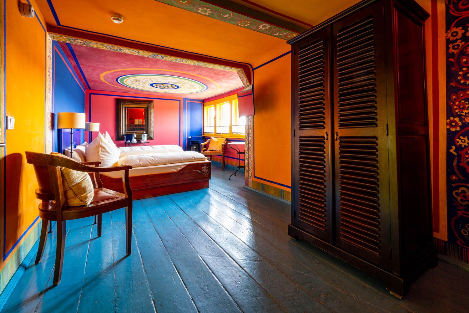 [Böckstiegel-Doppelzimmer 202] Individuell ausgemaltes Doppelzimmer mit künstlerischen Böckstiegel-Elementen, gemütlichem Doppelbett und liebevollen Details im historischen Alten Fährgut.