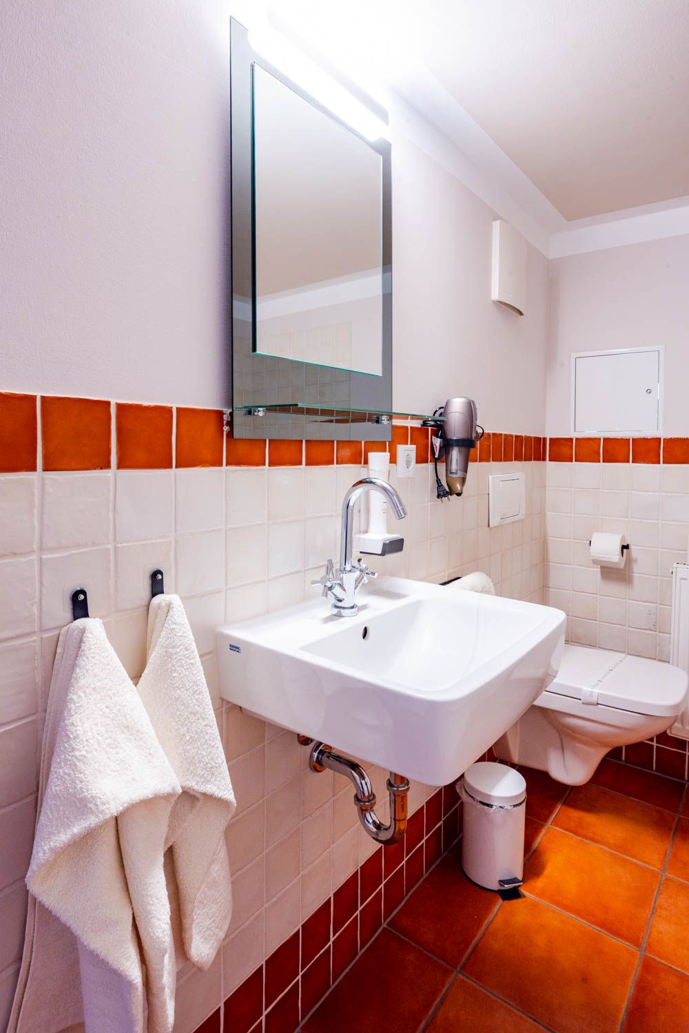 [Böckstiegel-Doppelzimmer 202] Individuell ausgemaltes Doppelzimmer mit künstlerischen Böckstiegel-Elementen, gemütlichem Doppelbett und liebevollen Details im historischen Alten Fährgut.