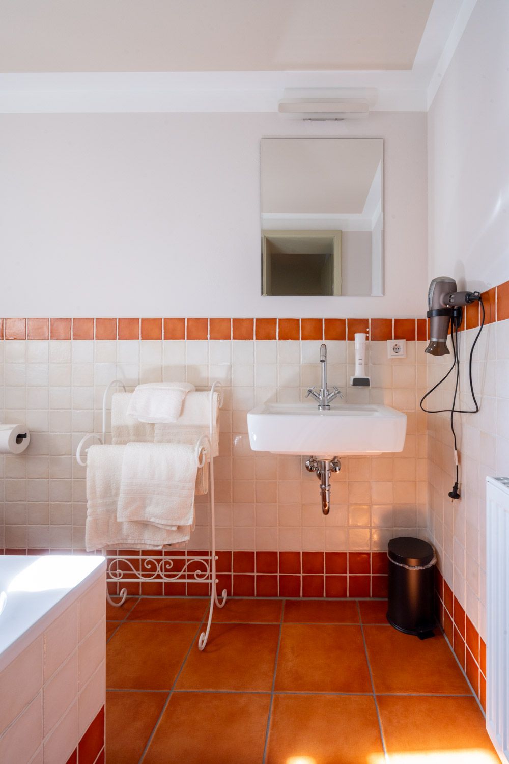 Stilvolles Doppelzimmer mit Gemeinschaftsterrasse und Blick auf Elbe und Blaues Wunder im Boutique Hotel La Campagnola, Dresden-Loschwitz.