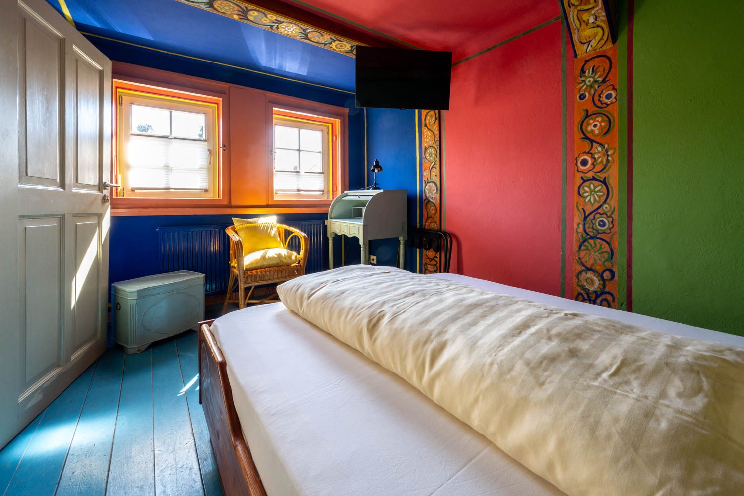 [Einzelzimmer 203 Böckstiegel] Kompaktes Einzelzimmer mit künstlerisch gestalteten Böckstiegel-Wänden, bequemen Bett und liebevollen Details im historischen Alten Fährgut.