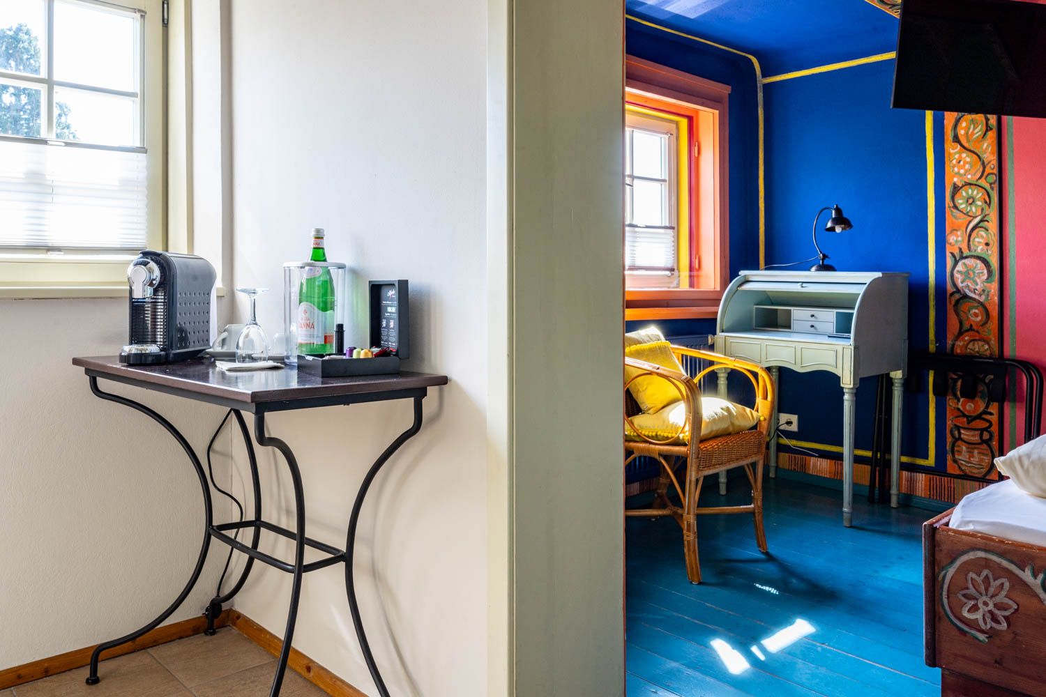 [Einzelzimmer 203 Böckstiegel] Kompaktes Einzelzimmer mit künstlerisch gestalteten Böckstiegel-Wänden, bequemen Bett und liebevollen Details im historischen Alten Fährgut.