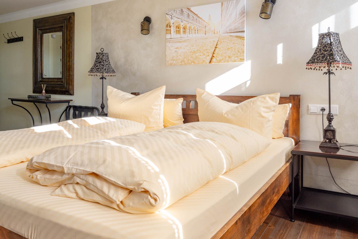 [Doppelzimmer 103] Helles Doppelzimmer mit gemütlichem Doppelbett und weitem Blick Richtung Elbe und Dorfstraße, ideal für Paare und kleine Familien.