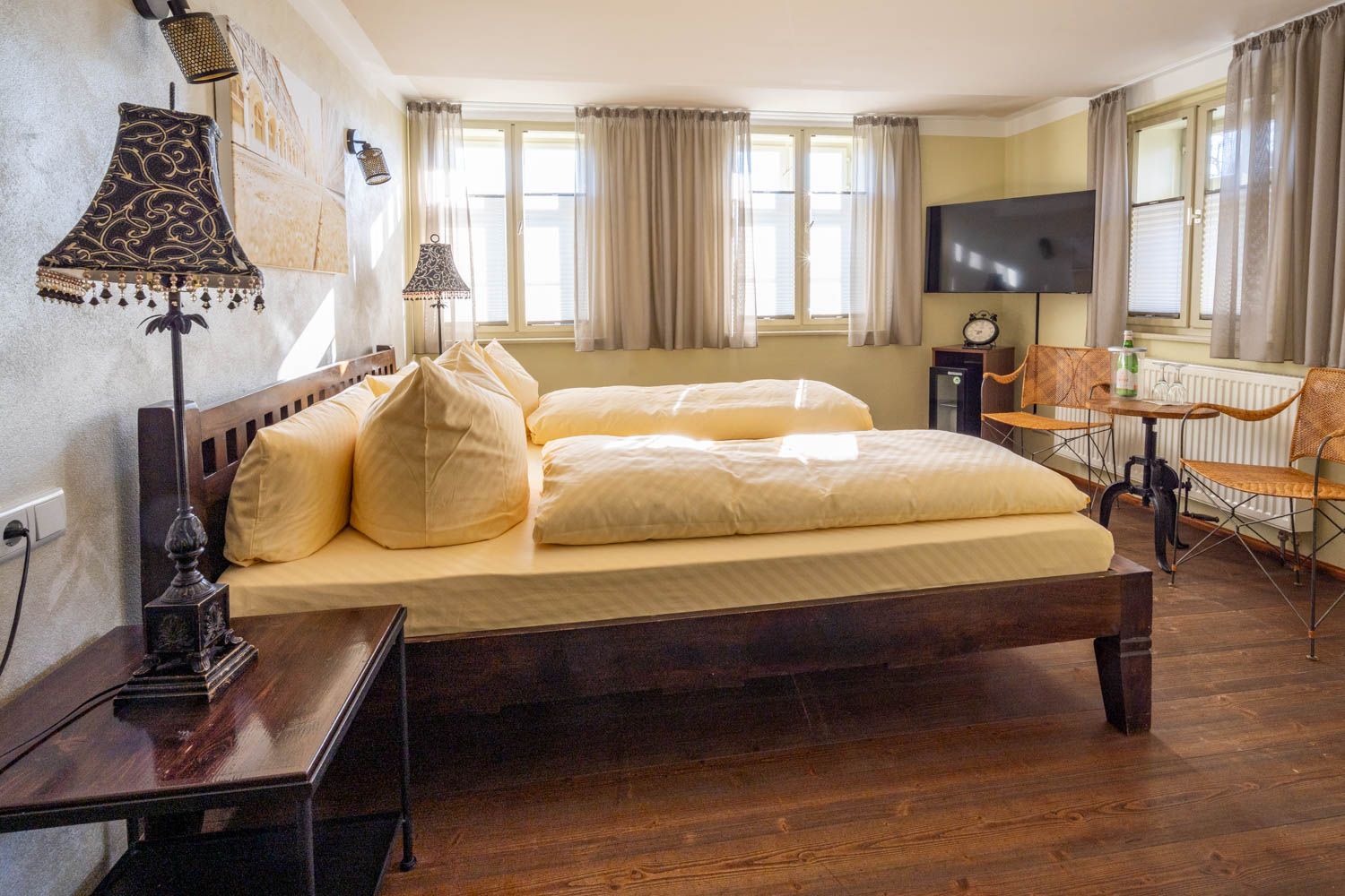 [Doppelzimmer 103] Helles Doppelzimmer mit gemütlichem Doppelbett und weitem Blick Richtung Elbe und Dorfstraße, ideal für Paare und kleine Familien.