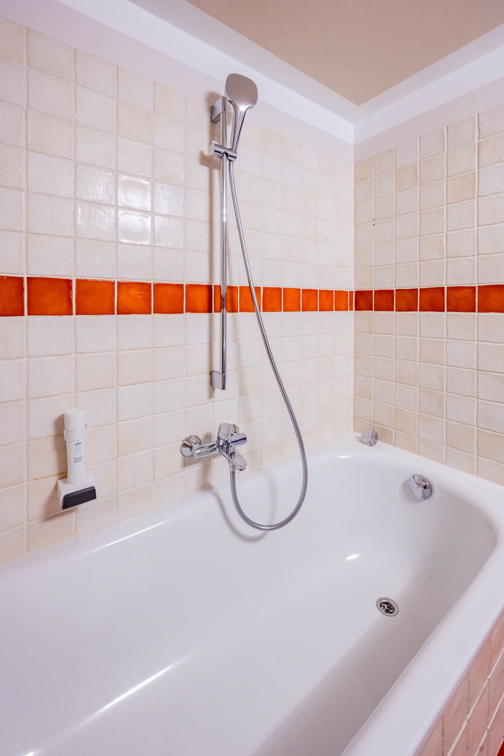 [Böckstiegel-Doppelzimmer 202] Individuell ausgemaltes Doppelzimmer mit künstlerischen Böckstiegel-Elementen, gemütlichem Doppelbett und liebevollen Details im historischen Alten Fährgut.